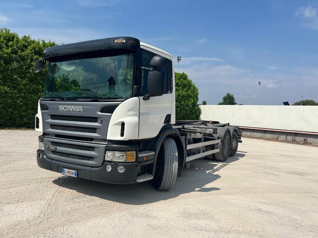 SCANIA P380 SCARRABILE - Гаковий мультиліфт вантажівка: фото 1 SCANIA P380 SCARRABILE - Гаковий мультиліфт вантажівка: фото 1