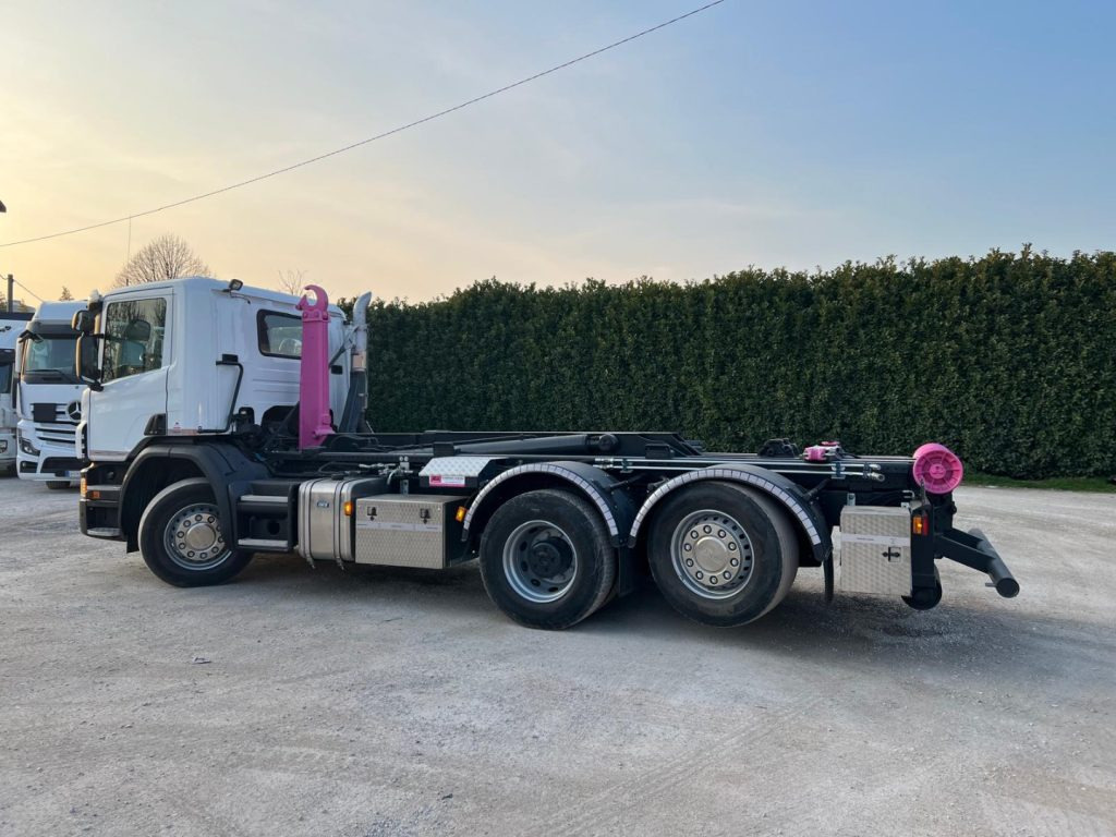 SCANIA P410 SCARRABILE CON RIDUTTORE AI MOZZI - Гаковий мультиліфт вантажівка: фото 3 SCANIA P410 SCARRABILE CON RIDUTTORE AI MOZZI - Гаковий мультиліфт вантажівка: фото 3