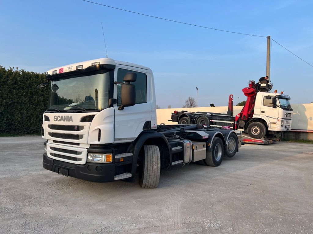 SCANIA P410 SCARRABILE CON RIDUTTORE AI MOZZI - Гаковий мультиліфт вантажівка: фото 1 SCANIA P410 SCARRABILE CON RIDUTTORE AI MOZZI - Гаковий мультиліфт вантажівка: фото 1