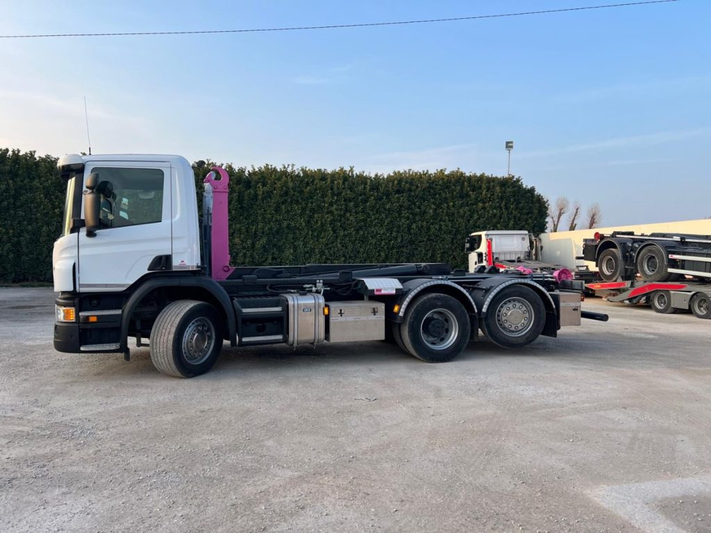 SCANIA P410 SCARRABILE CON RIDUTTORE AI MOZZI - Гаковий мультиліфт вантажівка: фото 2 SCANIA P410 SCARRABILE CON RIDUTTORE AI MOZZI - Гаковий мультиліфт вантажівка: фото 2