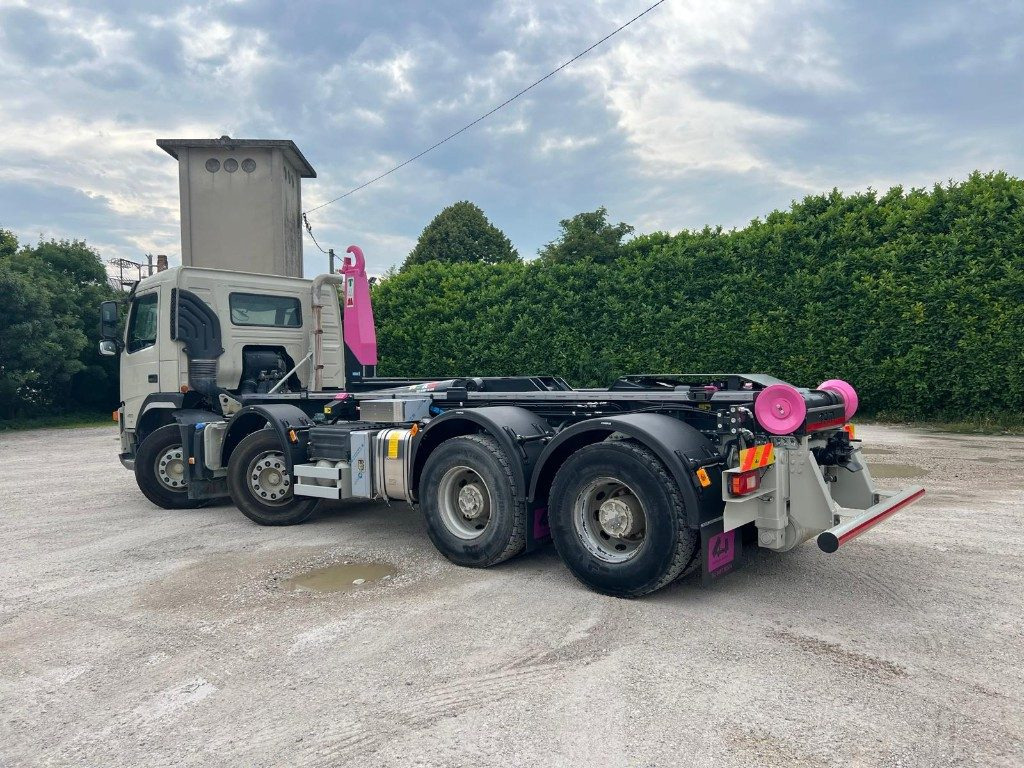 VOLVO FM480 SCARRABILE 8X4 - Гаковий мультиліфт вантажівка: фото 3 VOLVO FM480 SCARRABILE 8X4 - Гаковий мультиліфт вантажівка: фото 3