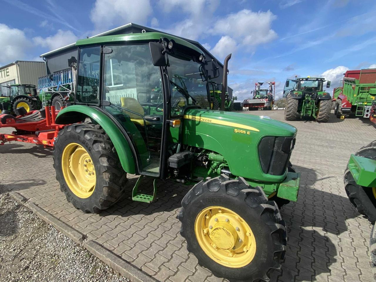John Deere 5055E - Трактор: фото 1 John Deere 5055E - Трактор: фото 1