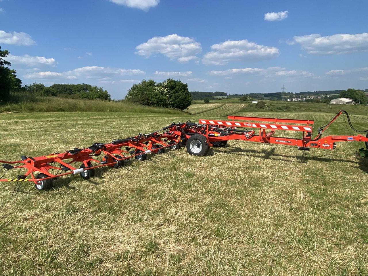 Kuhn GF13003T - Сіноворушилка: фото 1 Kuhn GF13003T - Сіноворушилка: фото 1