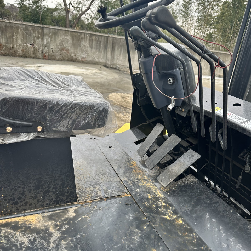 KOMATSU FD150 FD100 FD30 FD50 FD80 3Ton 5ton 8ton 10ton 15ton 16ton 20ton komatsu forklift - Дизельний навантажувач: фото 5 KOMATSU FD150 FD100 FD30 FD50 FD80 3Ton 5ton 8ton 10ton 15ton 16ton 20ton komatsu forklift - Дизельний навантажувач: фото 5