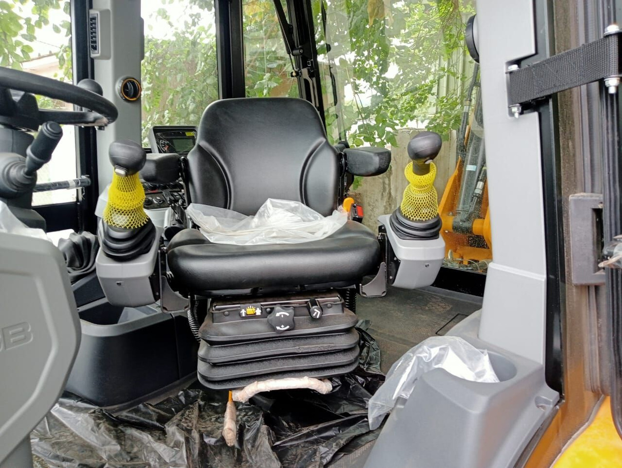 New JCB 3CX backhoe loader - Екскаватор-навантажувач: фото 1 New JCB 3CX backhoe loader - Екскаватор-навантажувач: фото 1