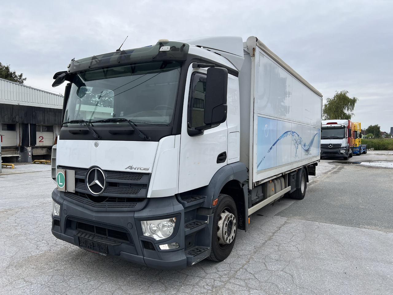 MERCEDES-BENZ ANTOS 18.30 L automatische Seitenladung | LBW | Klima | Tempomat - Для перевезення напоїв вантажівка: фото 1 MERCEDES-BENZ ANTOS 18.30 L automatische Seitenladung | LBW | Klima | Tempomat - Для перевезення напоїв вантажівка: фото 1