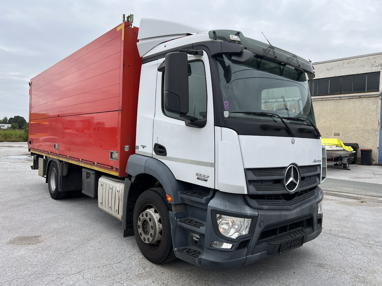 MERCEDES-BENZ ANTOS 1832 Getränkw. LBW | Klima | EURO 6 - Для перевезення напоїв вантажівка: фото 2 MERCEDES-BENZ ANTOS 1832 Getränkw. LBW | Klima | EURO 6 - Для перевезення напоїв вантажівка: фото 2