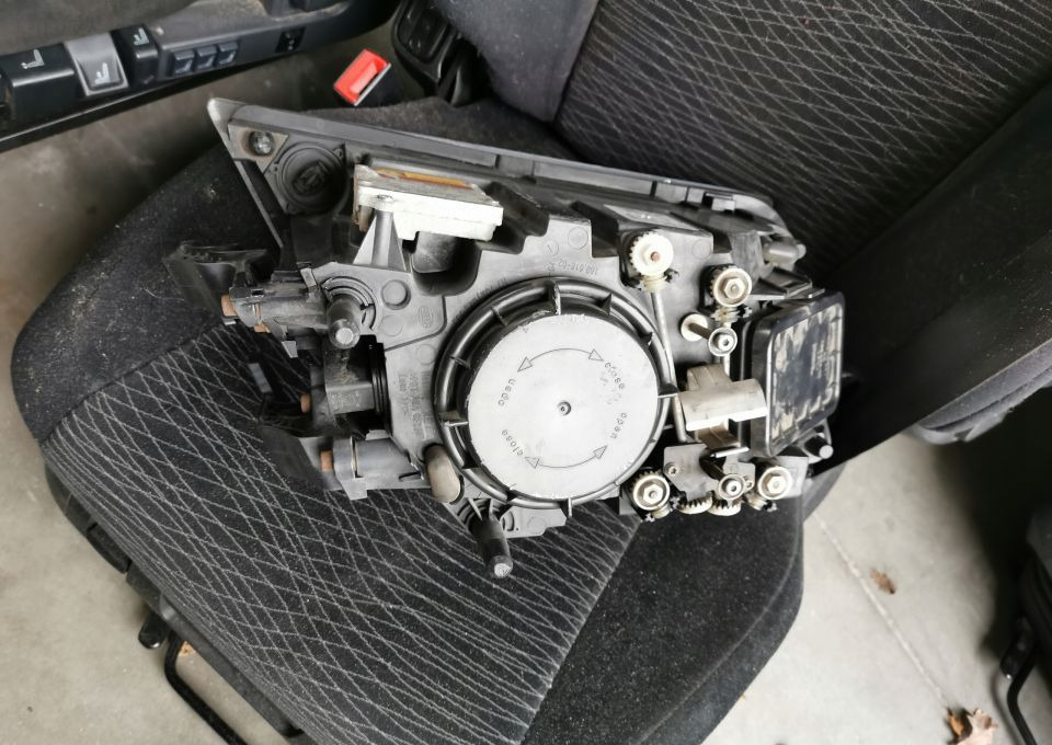 LAMPA XENON VOLVO FH 13 ORYGINAŁ PRAWA - Передня фара в категорії Вантажівки: фото 2 LAMPA XENON VOLVO FH 13 ORYGINAŁ PRAWA - Передня фара в категорії Вантажівки: фото 2