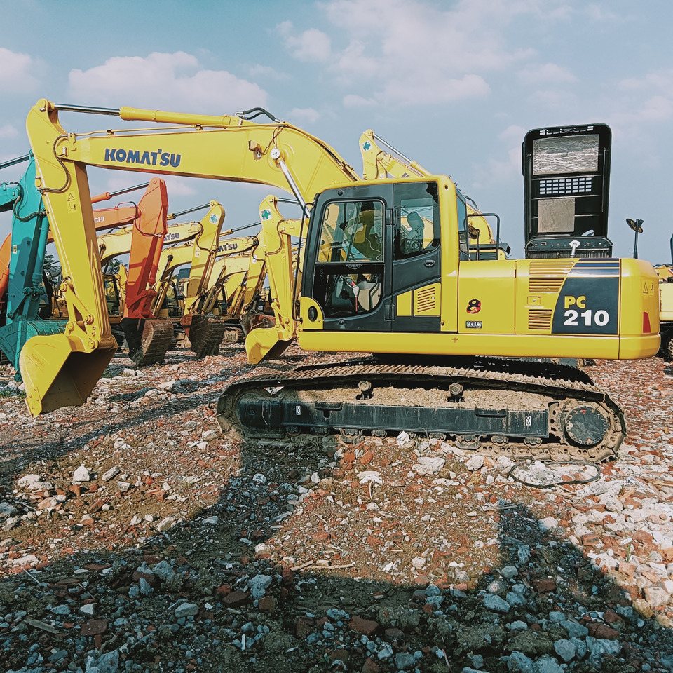KOMATSU PC210-8 - Гусеничний екскаватор: фото 1 KOMATSU PC210-8 - Гусеничний екскаватор: фото 1