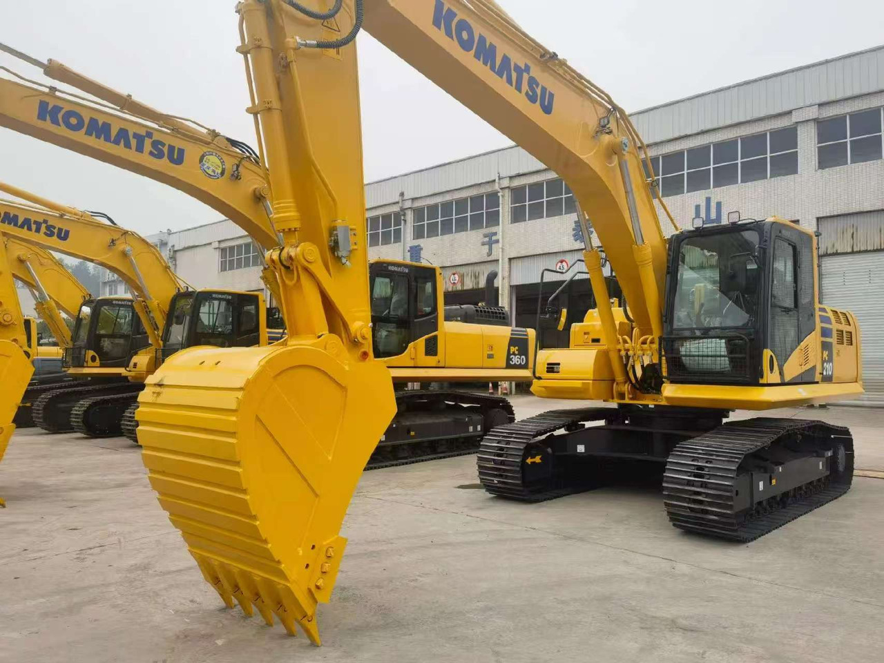 KOMATSU PC210 - Гусеничний екскаватор: фото 1 KOMATSU PC210 - Гусеничний екскаватор: фото 1
