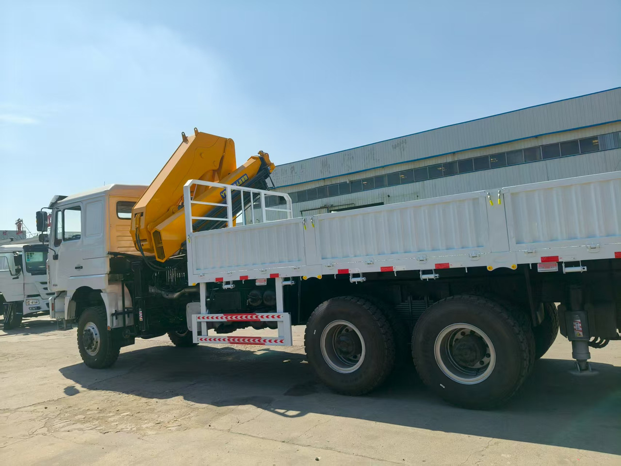 SHACMAN Truck Counted Crane 6x4 Click for Discount - Самоскид вантажівка: фото 3 SHACMAN Truck Counted Crane 6x4 Click for Discount - Самоскид вантажівка: фото 3