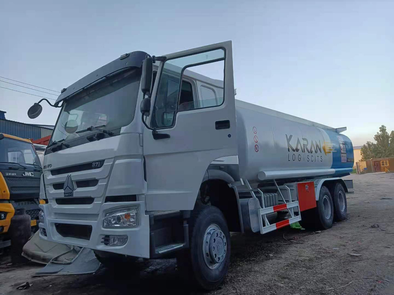 SINOTRUK Howo 371 Fuel Tanker Click Here For DISCOUNT - Вантажівка цистерна: фото 2 SINOTRUK Howo 371 Fuel Tanker Click Here For DISCOUNT - Вантажівка цистерна: фото 2