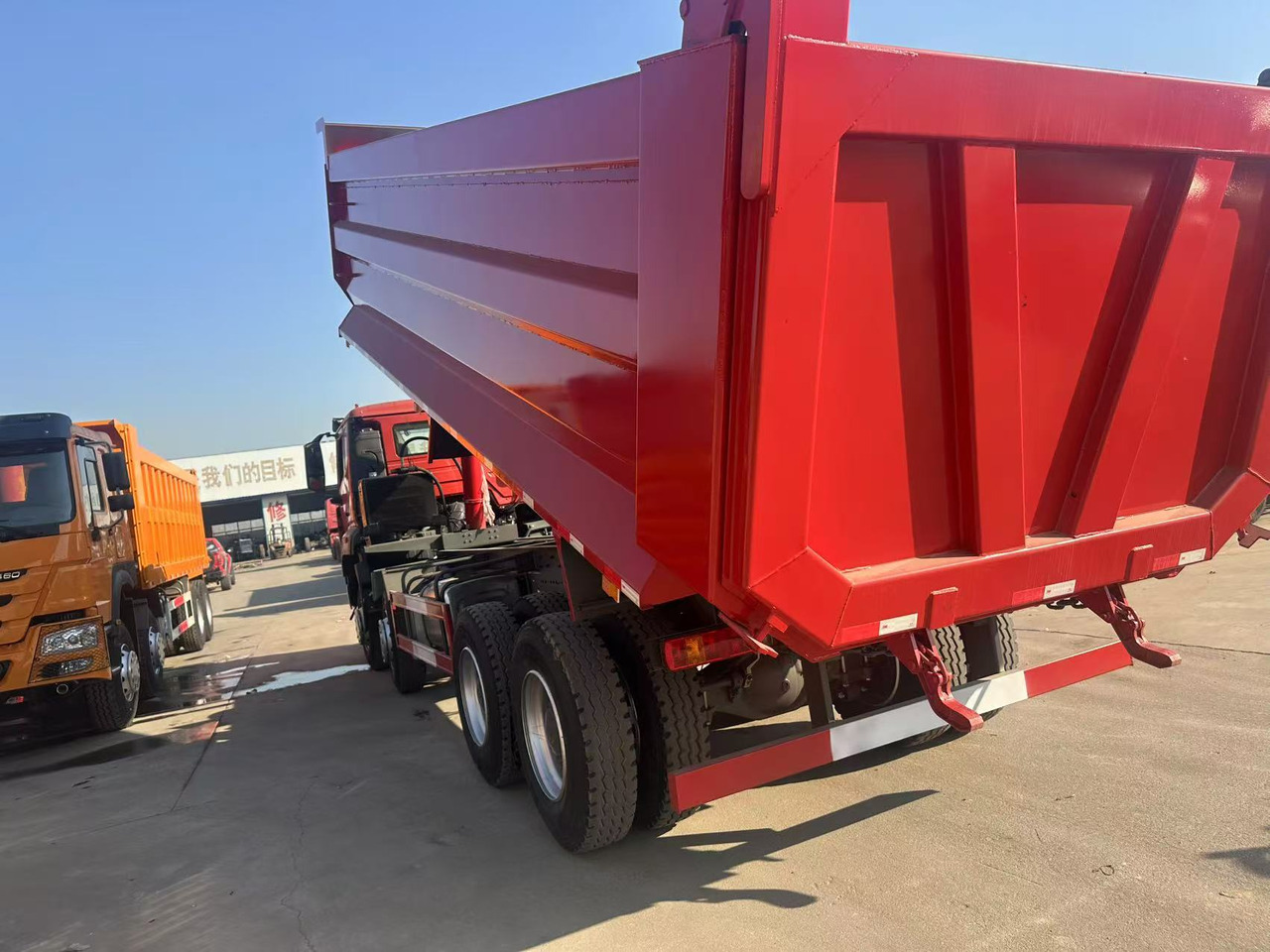 SINOTRUK Nx 8X4 - Самоскид вантажівка: фото 3 SINOTRUK Nx 8X4 - Самоскид вантажівка: фото 3