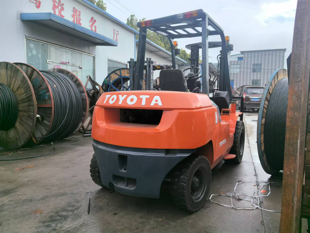TOYOTA 5ton Forklift - Дизельний навантажувач: фото 1 TOYOTA 5ton Forklift - Дизельний навантажувач: фото 1