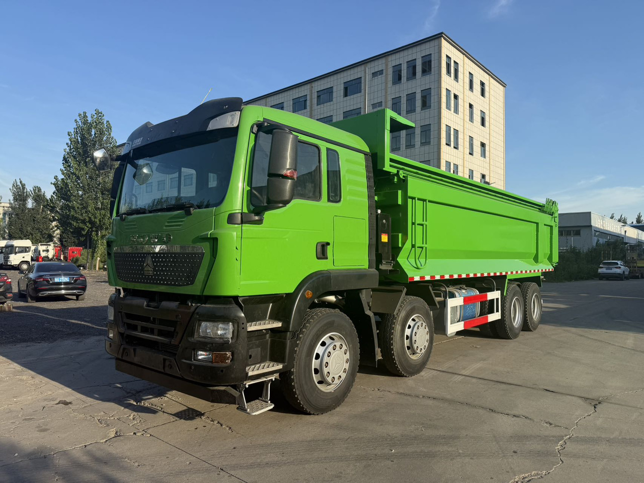 HOWO 8*4 TX Dump Truck Click for Discount - Вантажівка: фото 2 HOWO 8*4 TX Dump Truck Click for Discount - Вантажівка: фото 2