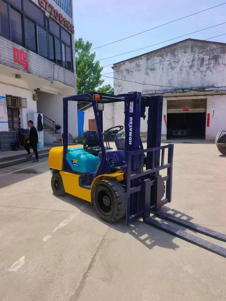 KOMATSU Forklift FD30 Click for Discount - Вантажно-розвантажувальна техніка: фото 1 KOMATSU Forklift FD30 Click for Discount - Вантажно-розвантажувальна техніка: фото 1