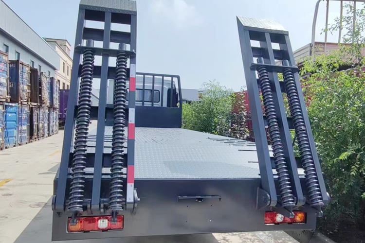 SHACMAN SHACMAN L3000 4x2 Light Cargo Truck with Rear Loading Ramp - Бортова вантажівка/ Платформа: фото 4 SHACMAN SHACMAN L3000 4x2 Light Cargo Truck with Rear Loading Ramp - Бортова вантажівка/ Платформа: фото 4