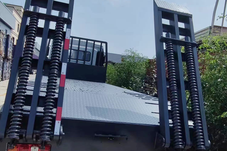 SHACMAN SHACMAN L3000 4x2 Light Cargo Truck with Rear Loading Ramp - Бортова вантажівка/ Платформа: фото 5 SHACMAN SHACMAN L3000 4x2 Light Cargo Truck with Rear Loading Ramp - Бортова вантажівка/ Платформа: фото 5