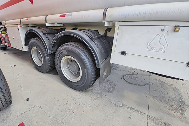 SINOTRUK Howo 400 Diesel Tanker Truck for Sale in Nigeria - Вантажівка цистерна: фото 5 SINOTRUK Howo 400 Diesel Tanker Truck for Sale in Nigeria - Вантажівка цистерна: фото 5