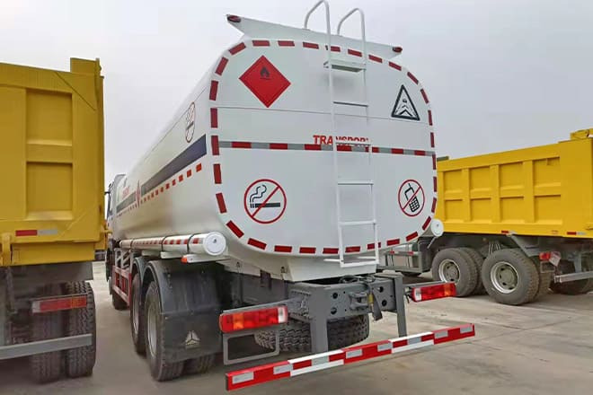 SINOTRUK Howo 6X4 Oil Truck Price for Sale in Djibouti - Вантажівка цистерна: фото 4 SINOTRUK Howo 6X4 Oil Truck Price for Sale in Djibouti - Вантажівка цистерна: фото 4