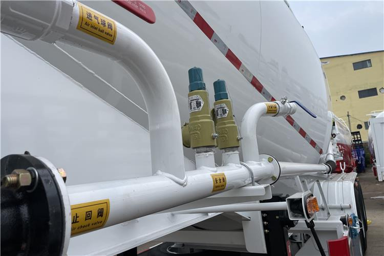 TITAN 3 Axle 30CBM Cement Tanker Trailer with Air Suspension In Saudi Arabia - Напівпричіп цистерна для сипучих вантажів: фото 4 TITAN 3 Axle 30CBM Cement Tanker Trailer with Air Suspension In Saudi Arabia - Напівпричіп цистерна для сипучих вантажів: фото 4