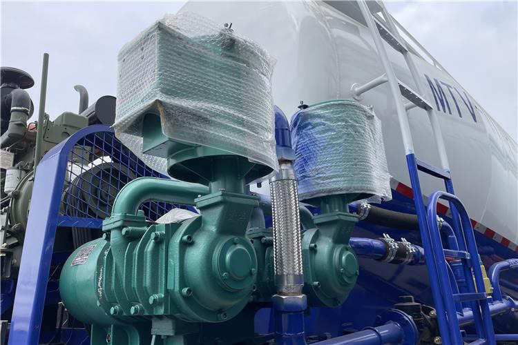 TITAN 4 Axle 60 Ton Bulker Cement Tanker Trailer for Sale In United Arab Emirates - Напівпричіп цистерна для сипучих вантажів: фото 2 TITAN 4 Axle 60 Ton Bulker Cement Tanker Trailer for Sale In United Arab Emirates - Напівпричіп цистерна для сипучих вантажів: фото 2