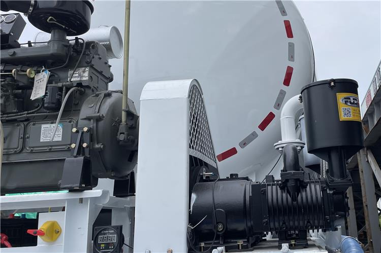 TITAN 4 Axle Bulker Cement Tanker Trailer for Sale In Zambia - Напівпричіп цистерна для сипучих вантажів: фото 3 TITAN 4 Axle Bulker Cement Tanker Trailer for Sale In Zambia - Напівпричіп цистерна для сипучих вантажів: фото 3