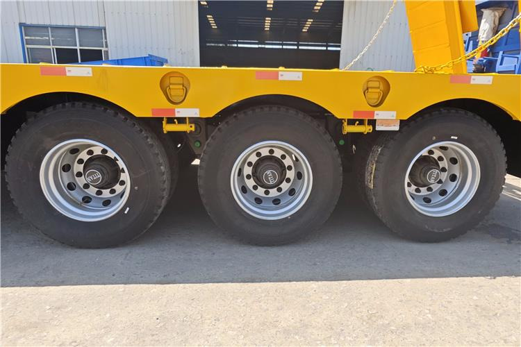 TITAN 40ft Low Bed Trailer with Hydraulic Folding Ladder for Sale In Malawi - Низькорамна платформа напівпричіп: фото 4 TITAN 40ft Low Bed Trailer with Hydraulic Folding Ladder for Sale In Malawi - Низькорамна платформа напівпричіп: фото 4