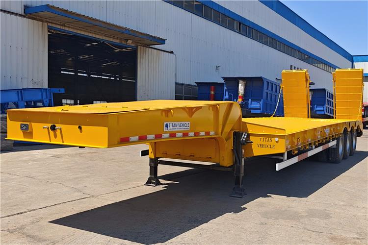 TITAN 40ft Low Bed Trailer with Hydraulic Folding Ladder for Sale In Malawi - Низькорамна платформа напівпричіп: фото 1 TITAN 40ft Low Bed Trailer with Hydraulic Folding Ladder for Sale In Malawi - Низькорамна платформа напівпричіп: фото 1