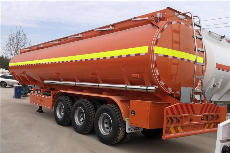 TITAN 45000 Liters Fuel Oil Diesel Tanker Trailer for Sale In Saudi Arabia - Напівпричіп цистерна: фото 4 TITAN 45000 Liters Fuel Oil Diesel Tanker Trailer for Sale In Saudi Arabia - Напівпричіп цистерна: фото 4