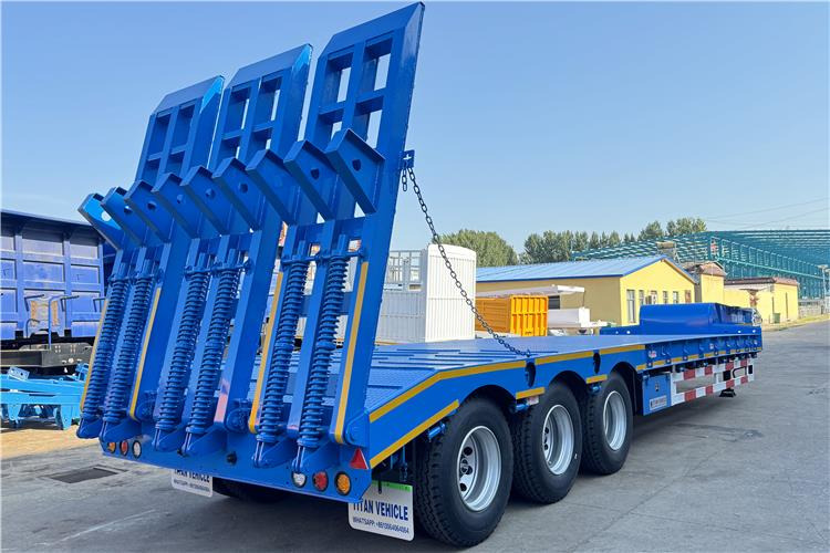 TITAN Tri Axle 80 Ton Low Loader Semi Trailer for Sale In Benin - Низькорамна платформа напівпричіп: фото 2 TITAN Tri Axle 80 Ton Low Loader Semi Trailer for Sale In Benin - Низькорамна платформа напівпричіп: фото 2
