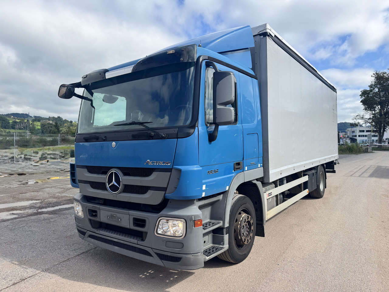 MERCEDES-BENZ Actros 1836 4x2 Blache-Hebebühne - Тентована вантажівка: фото 1 MERCEDES-BENZ Actros 1836 4x2 Blache-Hebebühne - Тентована вантажівка: фото 1