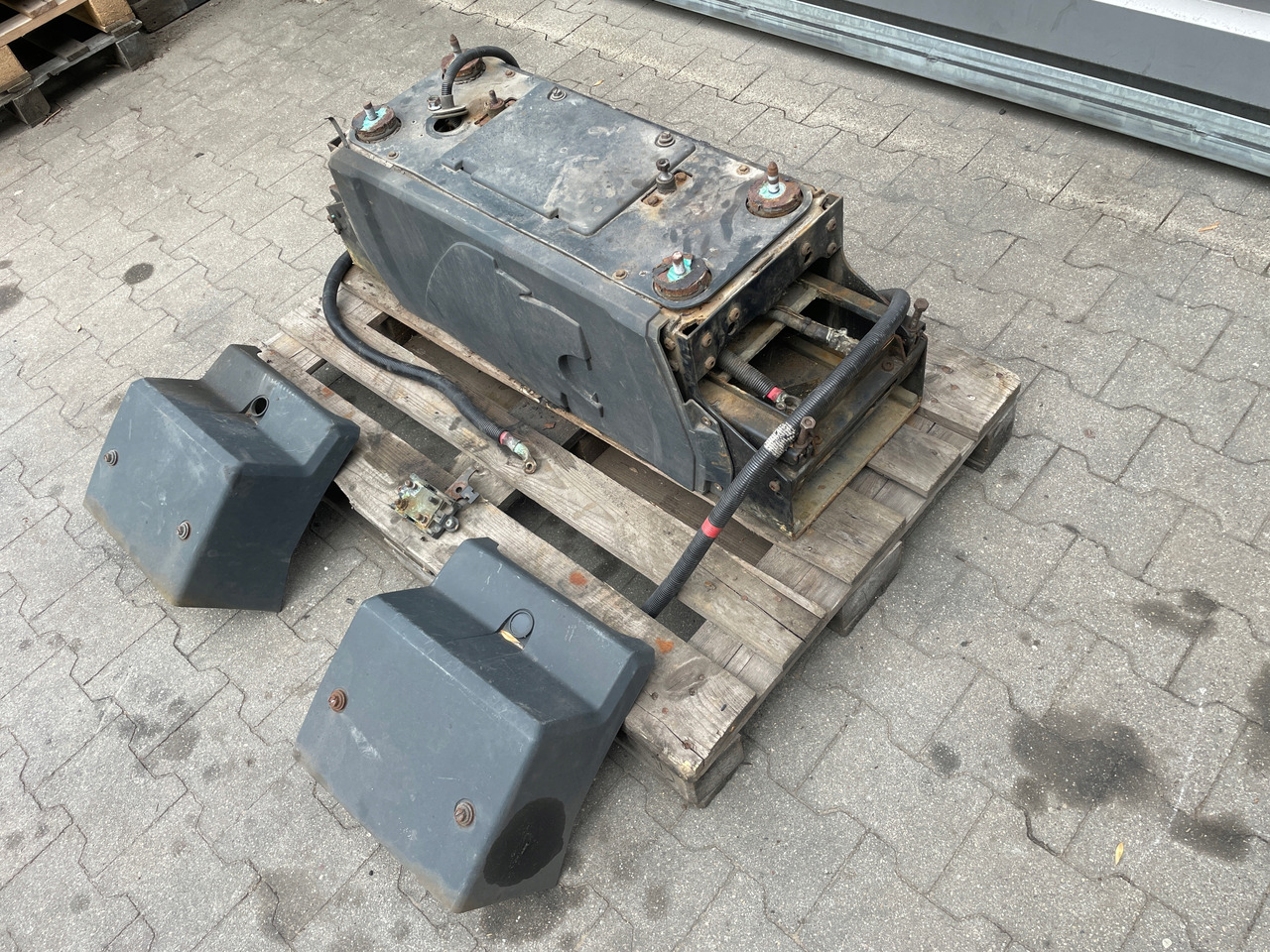 SKRZYNIA SKRZYNKA NA AKUMULATORY MAN TGX TGS 81418606147 - Аккумулятор в категорії Вантажівки: фото 5 SKRZYNIA SKRZYNKA NA AKUMULATORY MAN TGX TGS 81418606147 - Аккумулятор в категорії Вантажівки: фото 5