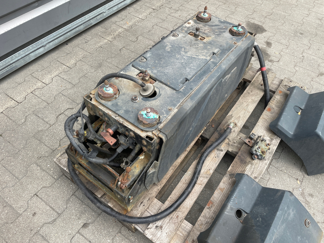 SKRZYNIA SKRZYNKA NA AKUMULATORY MAN TGX TGS 81418606147 - Аккумулятор в категорії Вантажівки: фото 3 SKRZYNIA SKRZYNKA NA AKUMULATORY MAN TGX TGS 81418606147 - Аккумулятор в категорії Вантажівки: фото 3