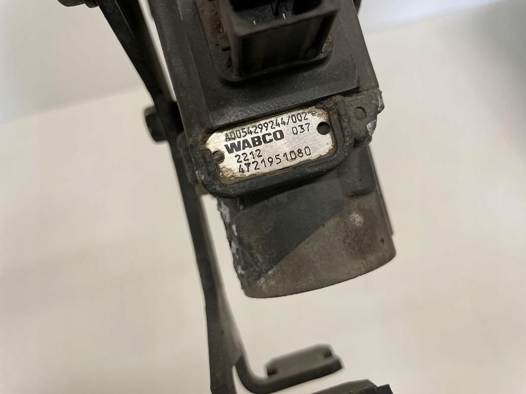 ZAWÓR CIŚNIENIA MERCEDES ACTROS MP4 A0054299244 - Підвіска в категорії Вантажівки: фото 2 ZAWÓR CIŚNIENIA MERCEDES ACTROS MP4 A0054299244 - Підвіска в категорії Вантажівки: фото 2