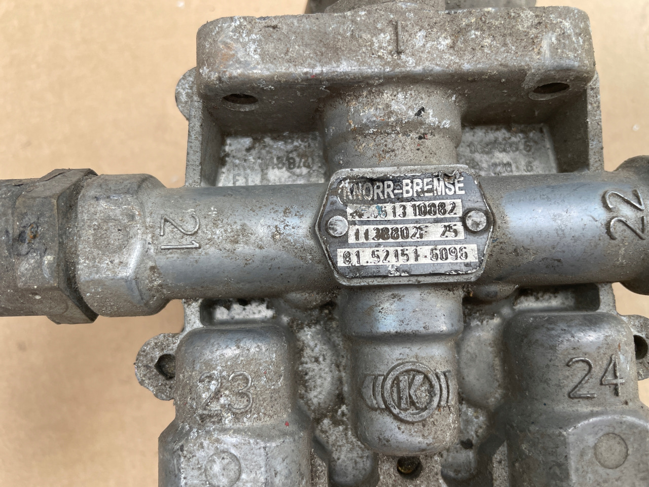 ZAWÓR CZTERODROŻNY MAN TGX TGS TGA 81521516096 - Гальмівний клапан в категорії Вантажівки: фото 5 ZAWÓR CZTERODROŻNY MAN TGX TGS TGA 81521516096 - Гальмівний клапан в категорії Вантажівки: фото 5