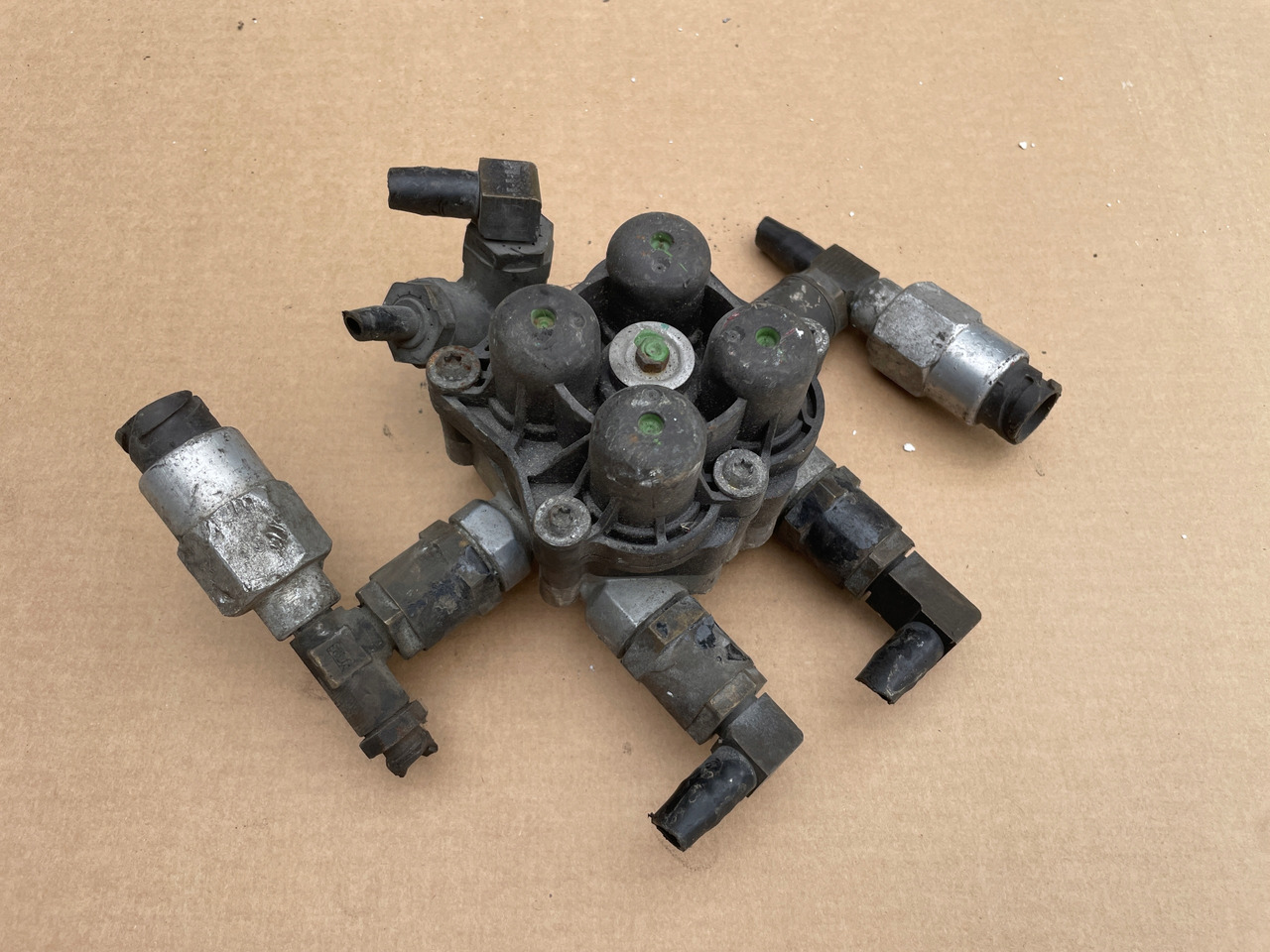 ZAWÓR CZTERODROŻNY MAN TGX TGS TGA 81521516096 - Гальмівний клапан в категорії Вантажівки: фото 4 ZAWÓR CZTERODROŻNY MAN TGX TGS TGA 81521516096 - Гальмівний клапан в категорії Вантажівки: фото 4