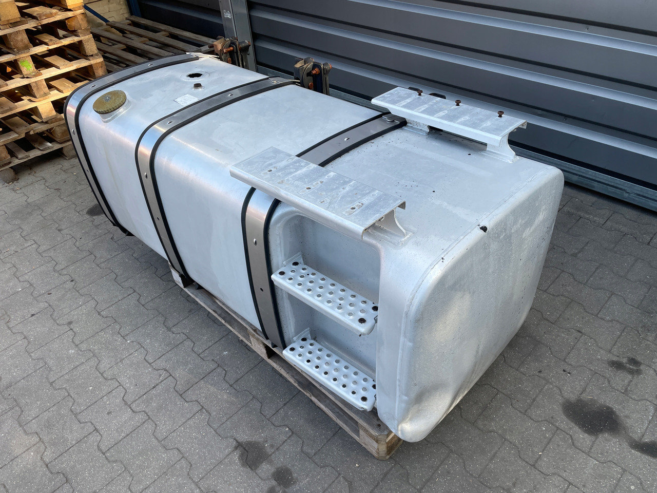 ZBIORNIK PALIWA MAN TGA TGX TGS 590 L 81122015663 - Паливний бак в категорії Вантажівки: фото 4 ZBIORNIK PALIWA MAN TGA TGX TGS 590 L 81122015663 - Паливний бак в категорії Вантажівки: фото 4
