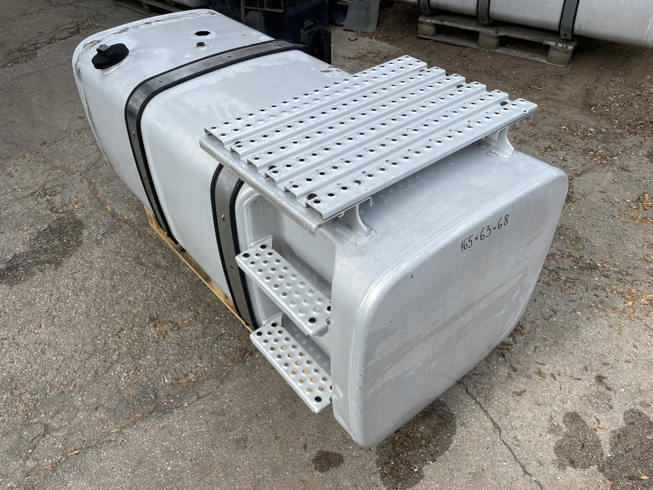 ZBIORNIK PALIWA MAN TGX TGS TGA 590 L 81122015663 - Паливний бак в категорії Вантажівки: фото 3 ZBIORNIK PALIWA MAN TGX TGS TGA 590 L 81122015663 - Паливний бак в категорії Вантажівки: фото 3