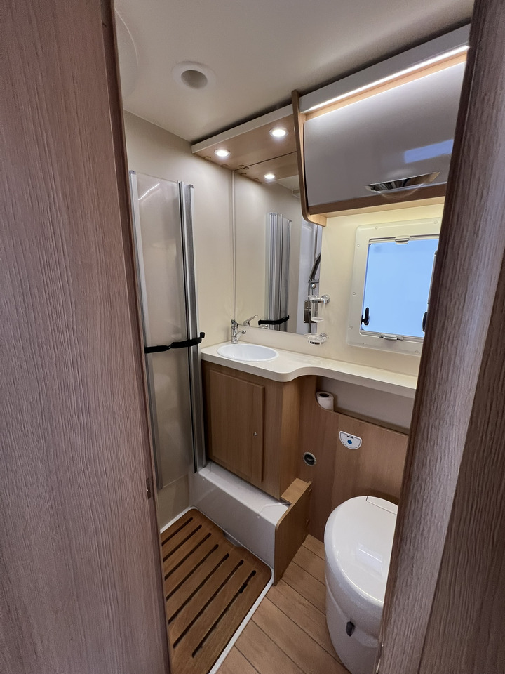 FORSTER T 699 EB Hubbett - Markise - Fahrradtr. - Напівінтегрований автобудинок: фото 5 FORSTER T 699 EB Hubbett - Markise - Fahrradtr. - Напівінтегрований автобудинок: фото 5