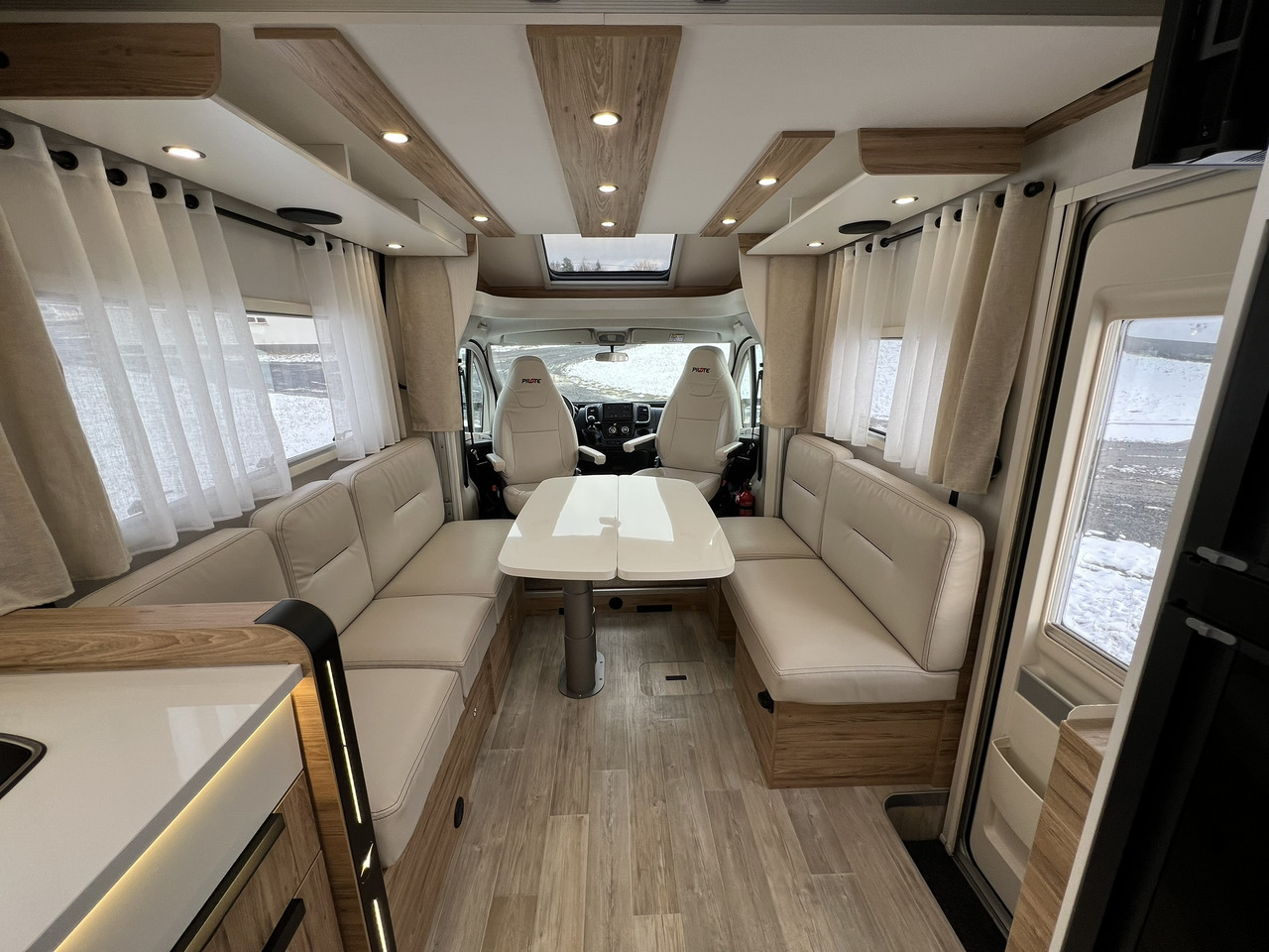 Pilote Pacific P696D Hubbett - Solar - Markise - Напівінтегрований автобудинок: фото 3 Pilote Pacific P696D Hubbett - Solar - Markise - Напівінтегрований автобудинок: фото 3