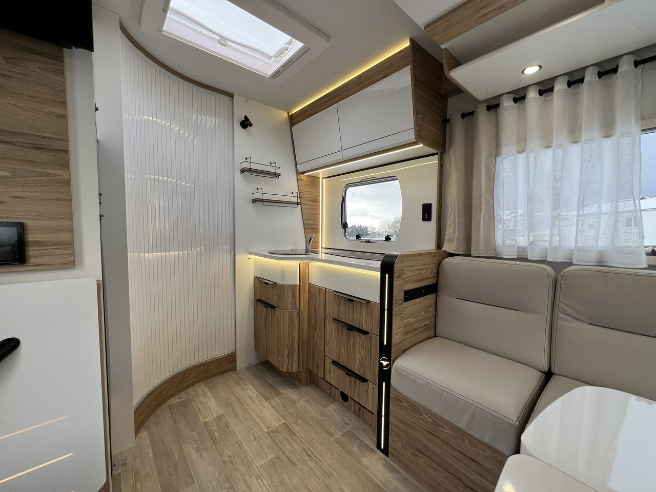 Pilote Pacific P696D Hubbett - Solar - Markise - Напівінтегрований автобудинок: фото 5 Pilote Pacific P696D Hubbett - Solar - Markise - Напівінтегрований автобудинок: фото 5