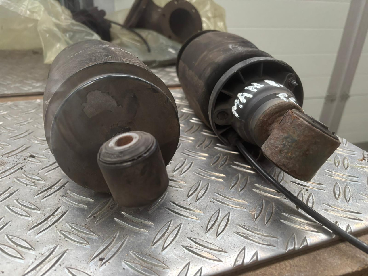 Gebrauchte Luftbälge MAN 8.180, Artikel - Nr. : 81.9999 - 9999 - Підвіска кабіни в категорії Вантажівки: фото 1 Gebrauchte Luftbälge MAN 8.180, Artikel - Nr. : 81.9999 - 9999 - Підвіска кабіни в категорії Вантажівки: фото 1