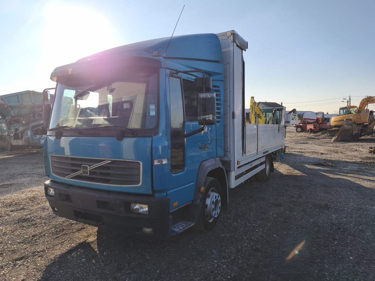 VOLVO FL 12 250, 2004 god. - Бортова вантажівка/ Платформа: фото 3 VOLVO FL 12 250, 2004 god. - Бортова вантажівка/ Платформа: фото 3