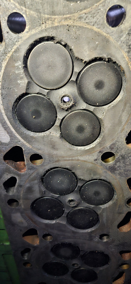 JOHN DEERE Cylinderhead R504243 - Головка блоку: фото 3 JOHN DEERE Cylinderhead R504243 - Головка блоку: фото 3