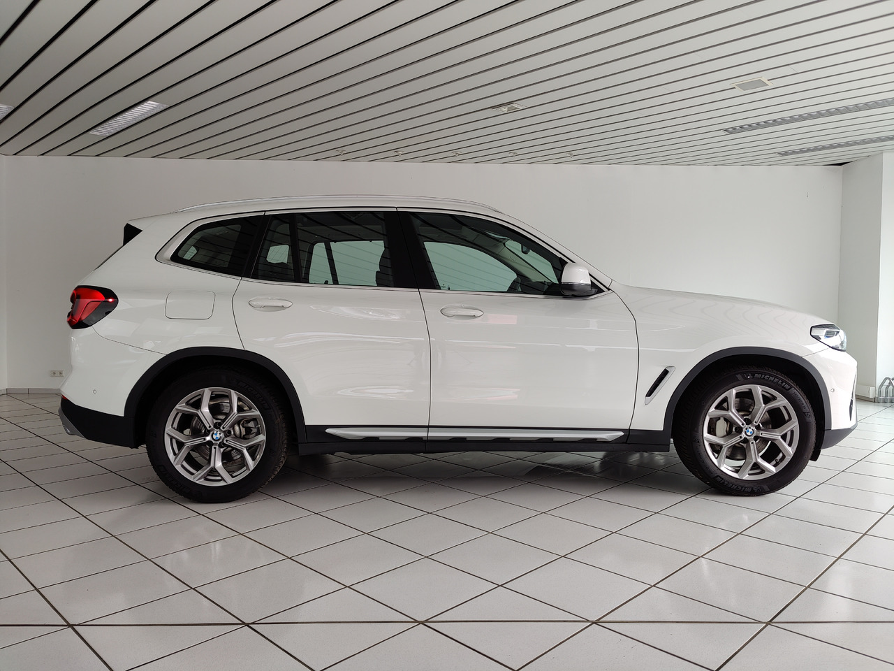 BMW X3 xDrive 30 i Live-Cockpit DAB Leder HiFi Headup - Позашляховик: фото 5 BMW X3 xDrive 30 i Live-Cockpit DAB Leder HiFi Headup - Позашляховик: фото 5