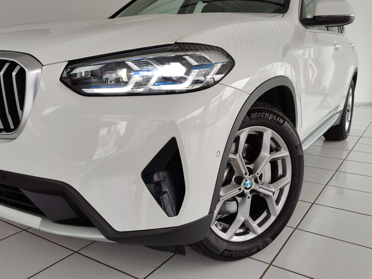 BMW X3 xDrive 30 i Live-Cockpit DAB Leder HiFi Headup - Позашляховик: фото 2 BMW X3 xDrive 30 i Live-Cockpit DAB Leder HiFi Headup - Позашляховик: фото 2