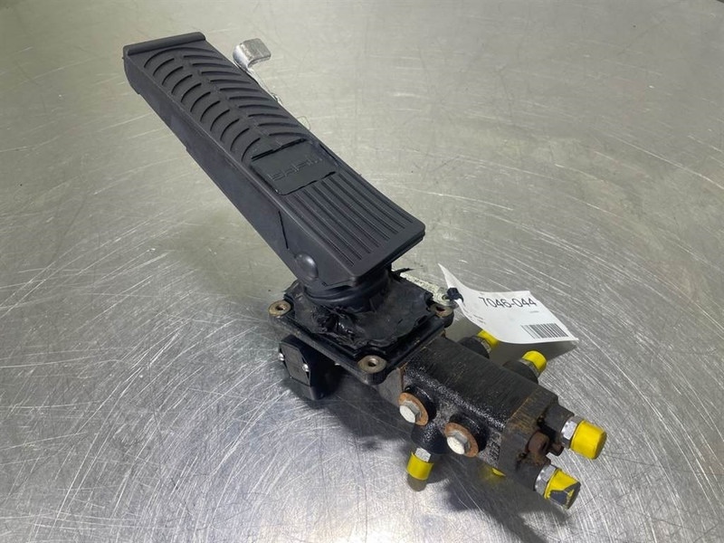 Mecalac 12MTX-5360657-Brake valve/Bremsventile/Remventiel - Гідравліка в категорії Будівельна техніка: фото 1 Mecalac 12MTX-5360657-Brake valve/Bremsventile/Remventiel - Гідравліка в категорії Будівельна техніка: фото 1