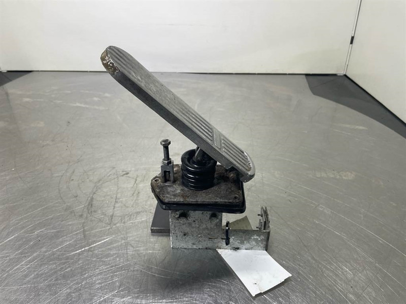 O & K L25.5 - Gas pedal/Fusspedal/Gaspedaal - Кабіна й інтер'єр в категорії Будівельна техніка: фото 1 O & K L25.5 - Gas pedal/Fusspedal/Gaspedaal - Кабіна й інтер'єр в категорії Будівельна техніка: фото 1