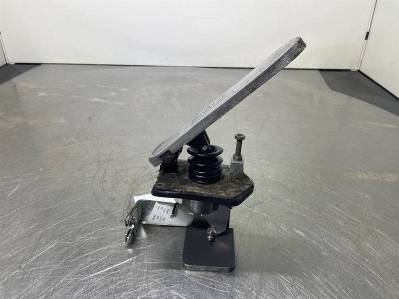 O & K L25.5 - Gas pedal/Fusspedal/Gaspedaal - Кабіна й інтер'єр в категорії Будівельна техніка: фото 3 O & K L25.5 - Gas pedal/Fusspedal/Gaspedaal - Кабіна й інтер'єр в категорії Будівельна техніка: фото 3